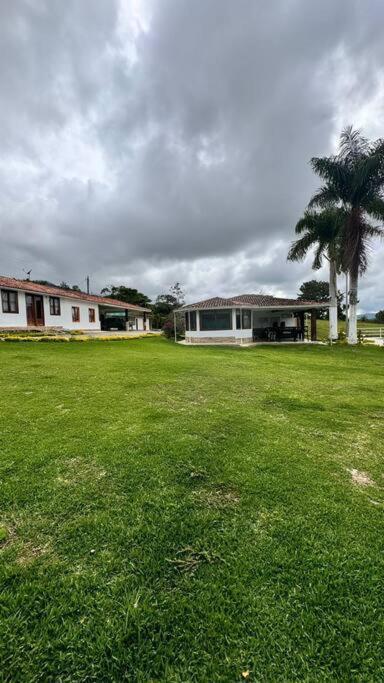 Finca Con Vistas Al Lago Calima Villa Buitenkant foto